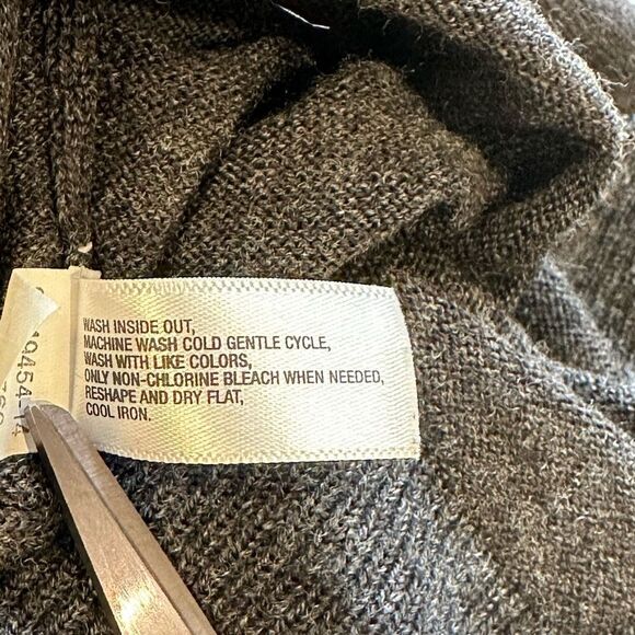 Gap Women’s Wool Dark Gray Fitted Long Sleeve V Neck Sweater - Picture 11 of 12